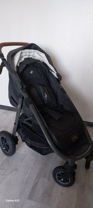 Продам коляску Joie.