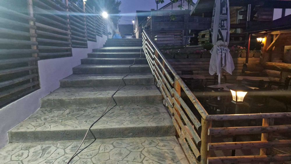 Casa de vânzare cu cabane ,foisor si log glemping