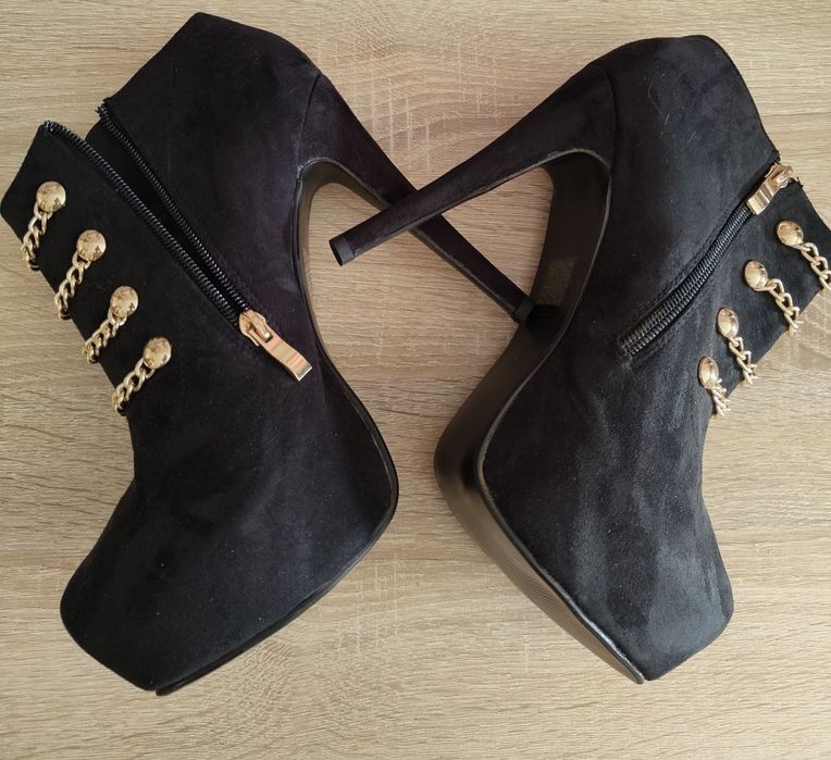 Дамски велурени боти