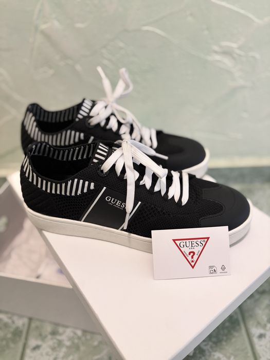 Сникърси Guess.