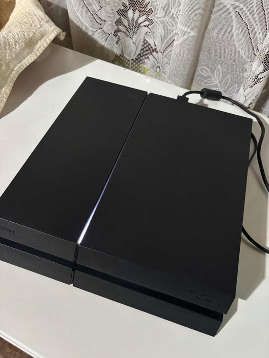 Vând PS4 in stare foarte bună