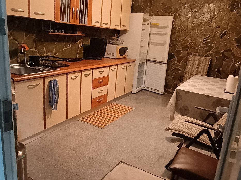Închiriez apartament la casă