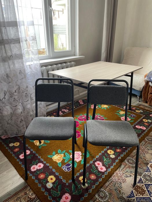 В продаже столы и стулья