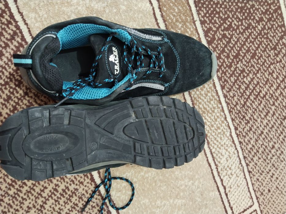 Продам спец.кроссовки