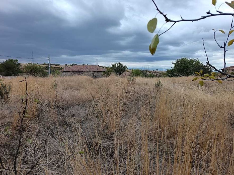 Масивна двуетажна къща в село Младиново