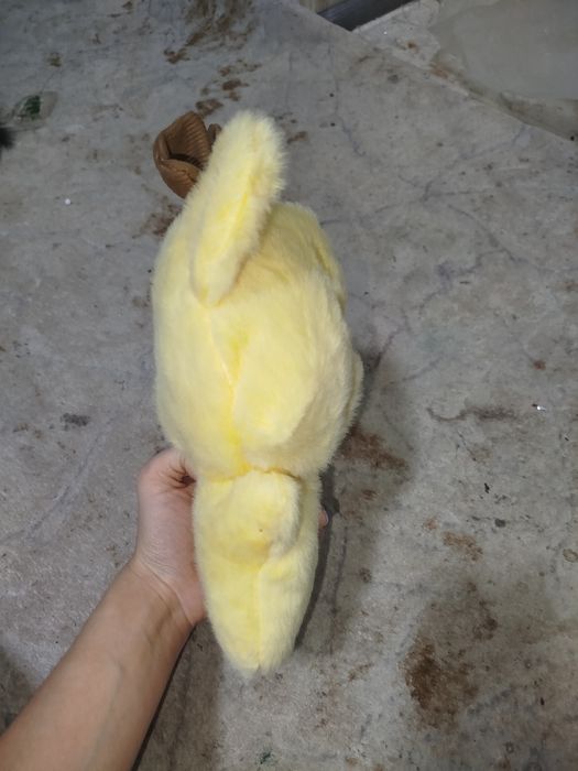 Мягкая плюшевая игрушка в виде милой мышки.