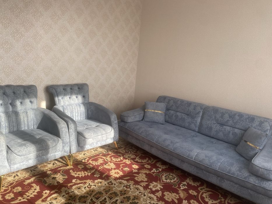 Срочно продам диван с двумя креслами