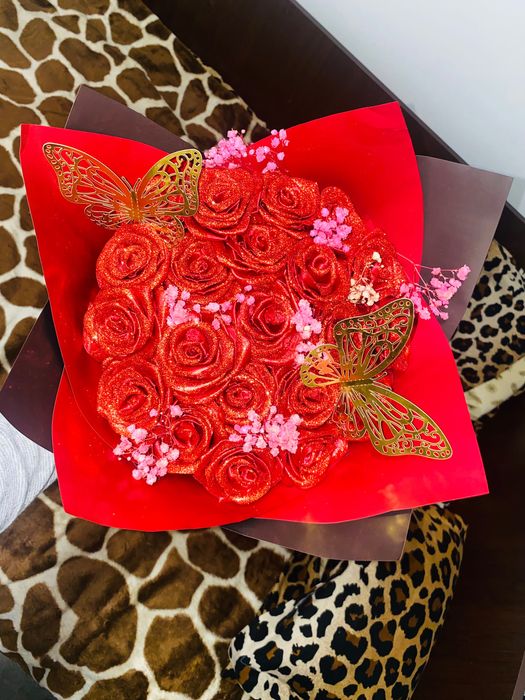 Buchet din trandafiri de satin realizați manual