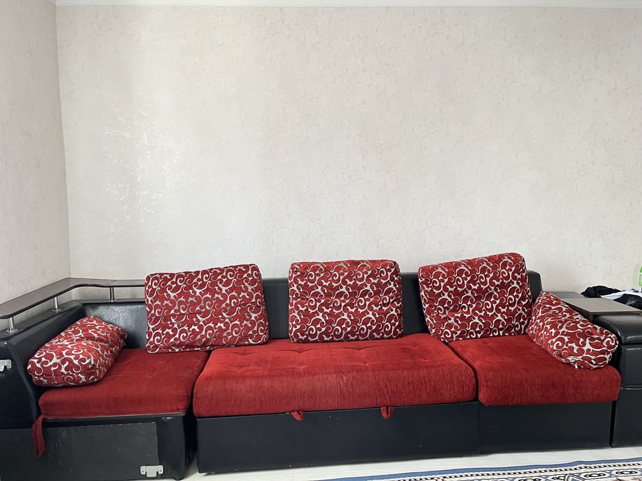 Диван с подушками