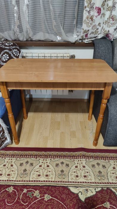 Стол кухонный. Небольшой, компактный.