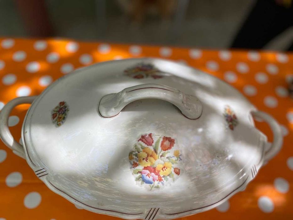 Продавам Супник български порцелан