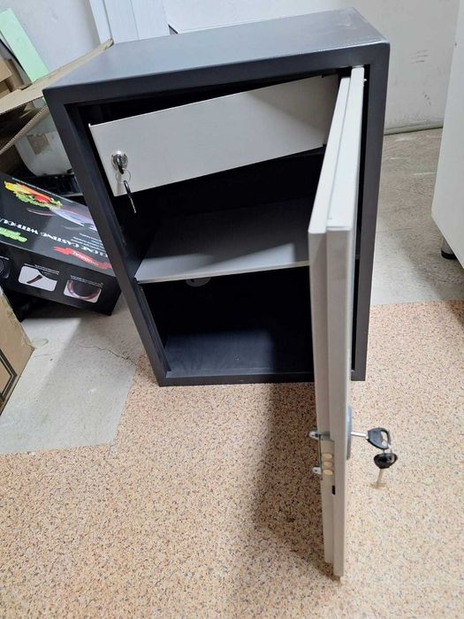 Продам сейф металлический Российский в отличном состоянии