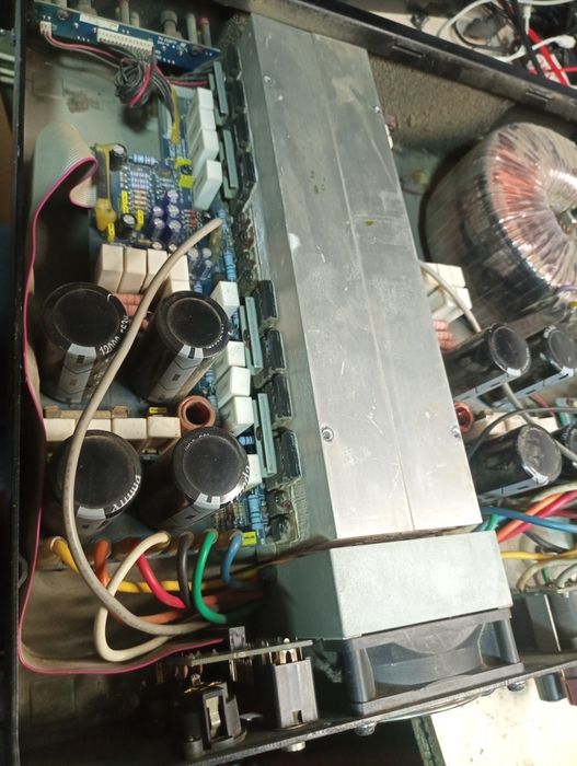 Behringer EP 2500 amplificator statie