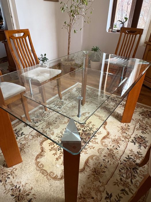 Дървена маса с плот от закалено стъкло за трапезария