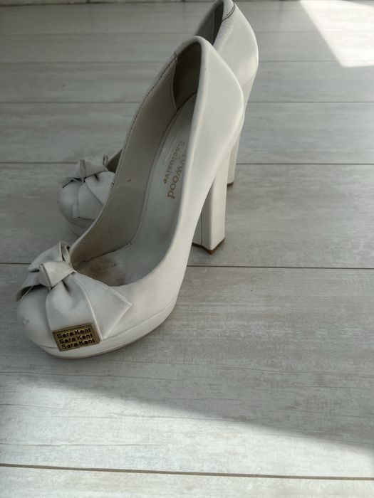 Продаются белые туфли