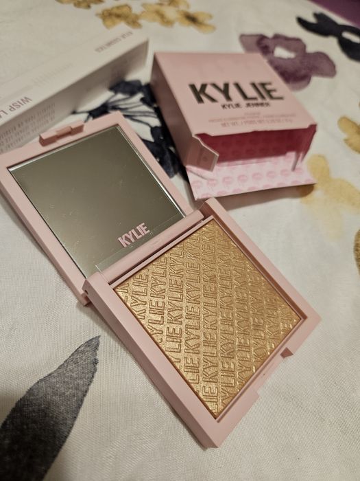 Сет KAYLIE COSMETICS Спирала и хайлайтър