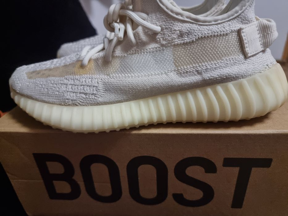 Vând Yeezy  350 V2