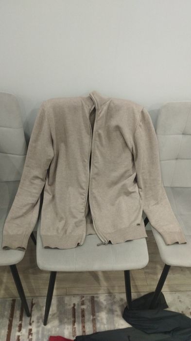 Продажа мужских одежд.