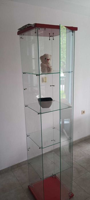 Стъклен шкаф витрина