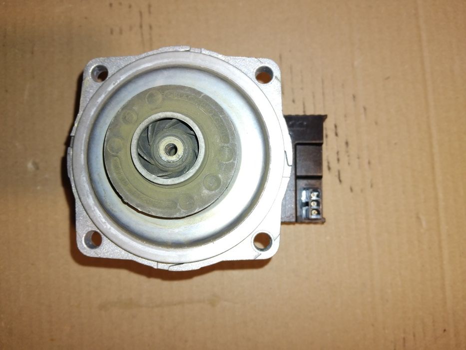 Wilo Para 25/8-75/SC Grundfos UPM2 15-60 AO Pompa recirculare piscina
