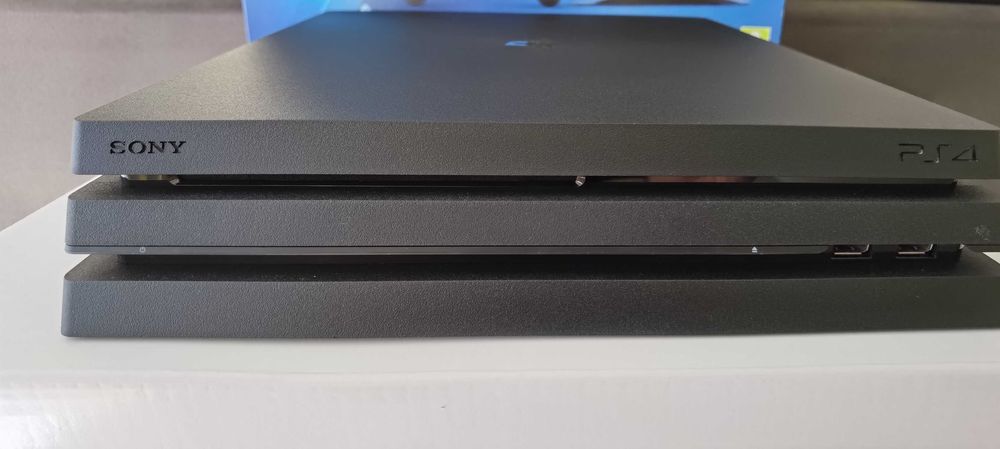 Конзола PS4 Pro с два оригинални джойстика
