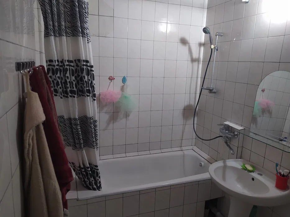 Не Маклер!!! Продаётся 5-комнатня квартира в хорошем в удомном районе