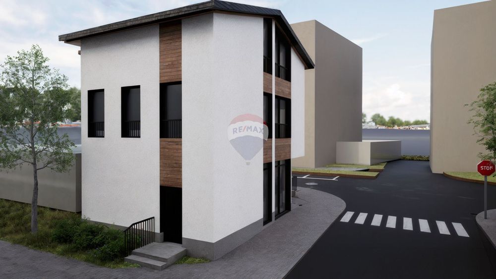 Новый самостоятельный дом с тремя спальнями и гаражом на удобной лока