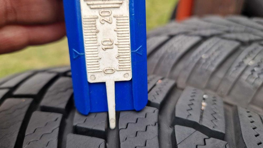 Anvelope iarna 225 50 R 17 Bridgestone.