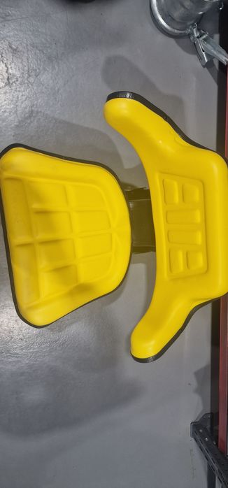 Scaun tractor cu suspensie mecanica pe culoare galben si albastru pret