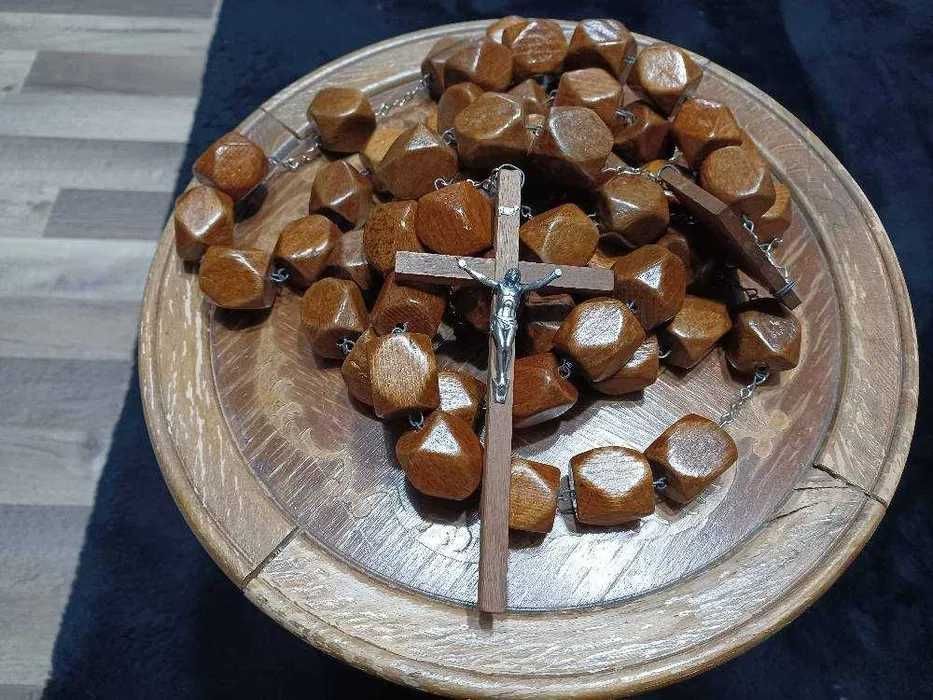 Lot vintage de 8 icoane si obiecte religioase