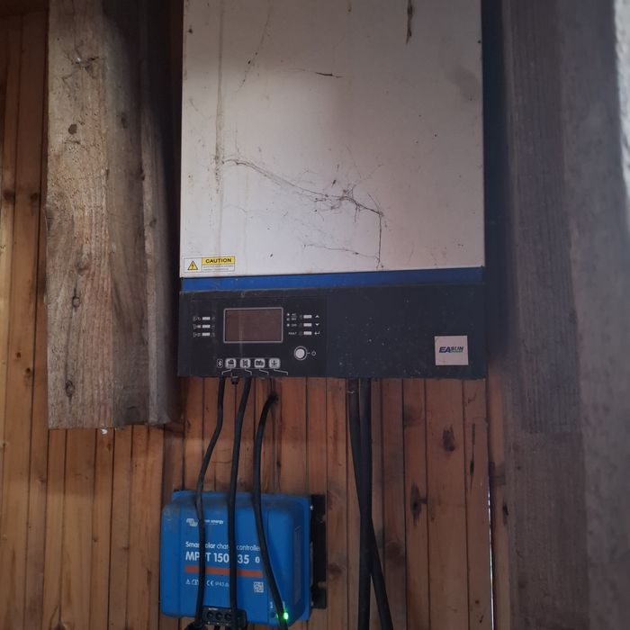 Vând sistem fotovoltaic cu invertor de 3.2kw