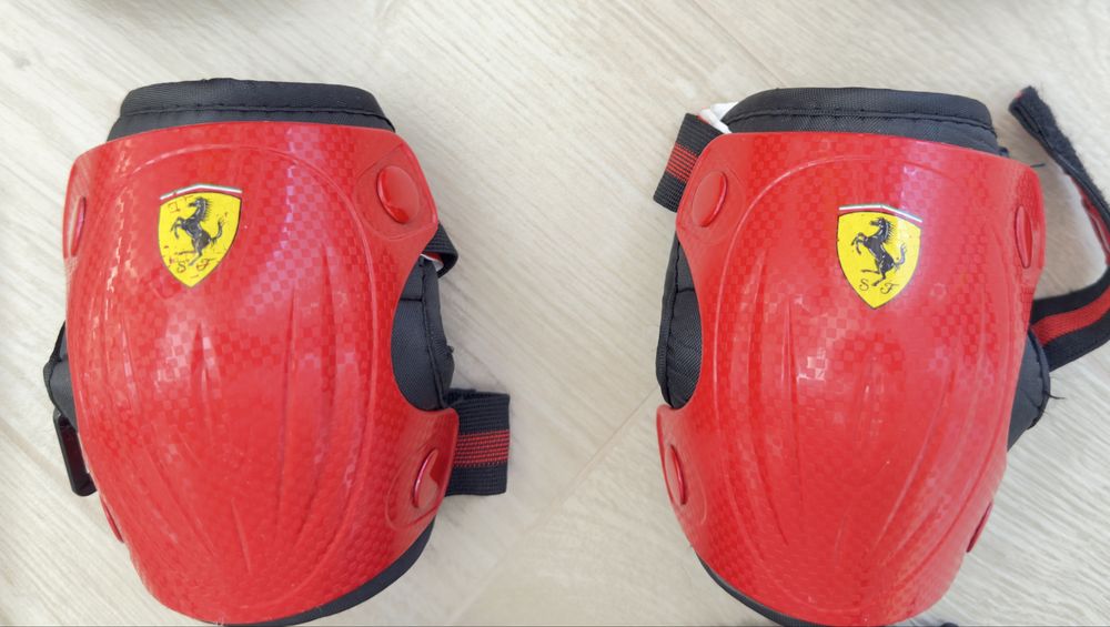 Комплект протектори за колена ,лакти и китки Ferrari