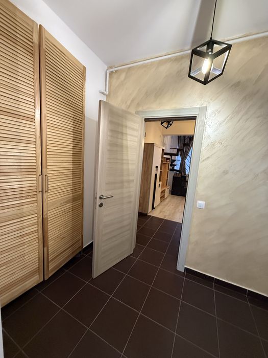 Închiriez garsonieră cu scara interioară și terasă exterioară amenajată!
