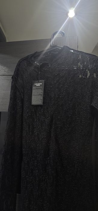 Чёрное облегающее платье из кружева