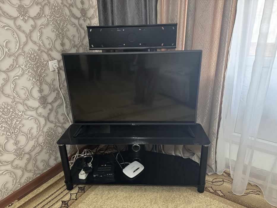 Подставка под телевизор стеклянный с кранштейном в хорошем состояний
