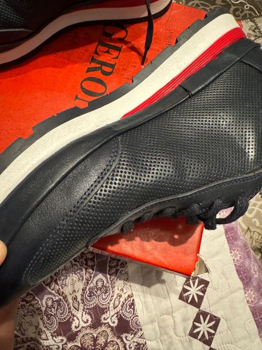 Продам новые кожаные летние кроссовки.