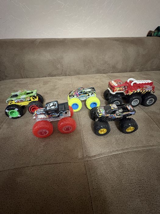 Детски джипове Hot wheels 25€ за 5 броя