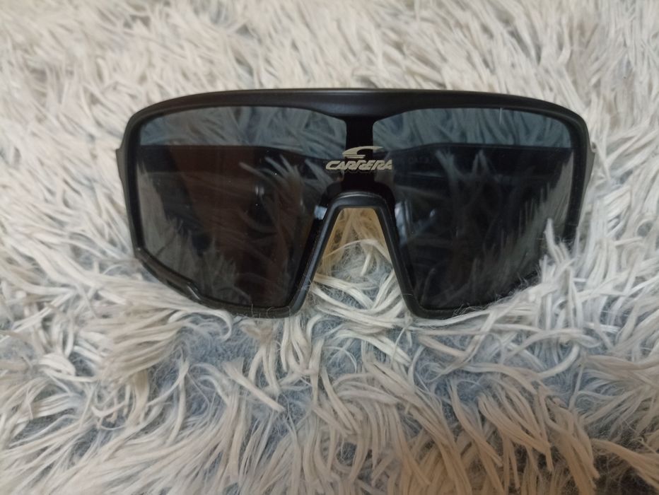 Продавам чисто нови очила на CARRERA.