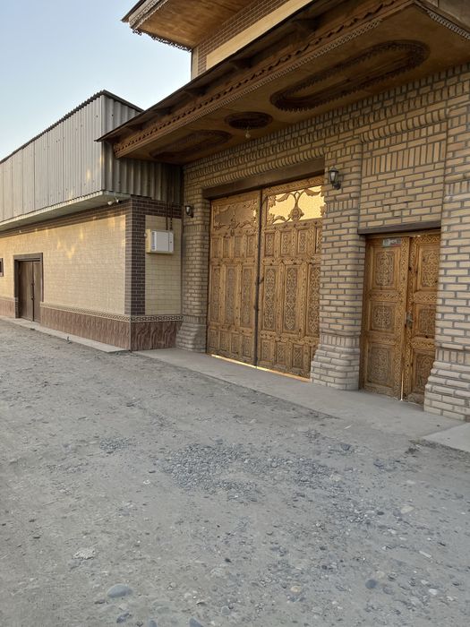 Каттакон ҳовли сотилади. Икки қаватли, жуда мустаҳкам қурилган. Фудаме