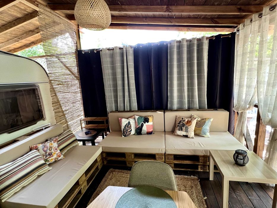 Продава се каравана с дървен навес и веранда на къмпинг „Златна Рибка“