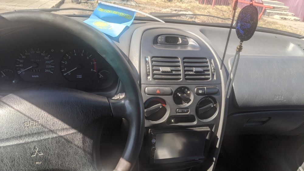 Митсубиши каризма