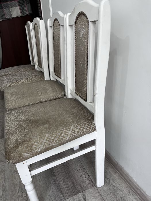 Стулья из дерева, сидушка с обивкой