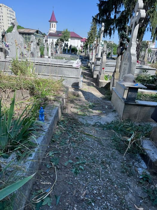 Vând 2 locuri de veci cimitirul central