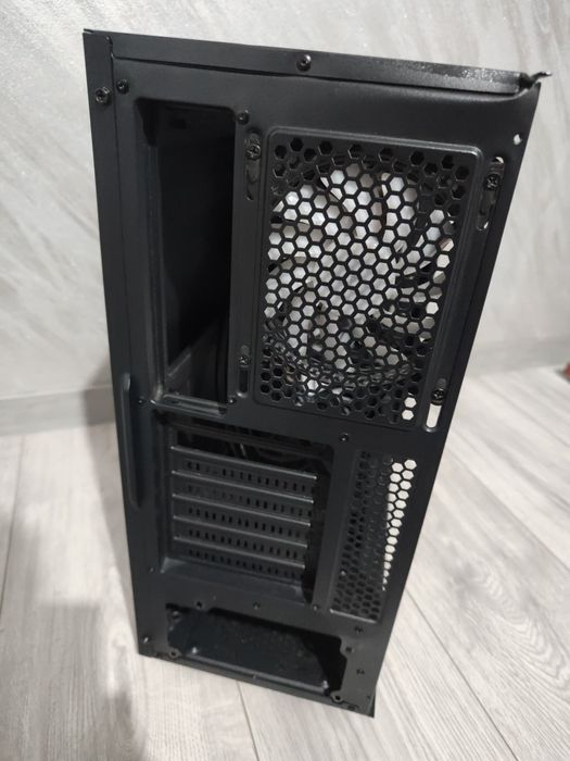 Carcasă PC Aerocool cu panou lateral din sticlă securizată și 4 ventilatoare RGB