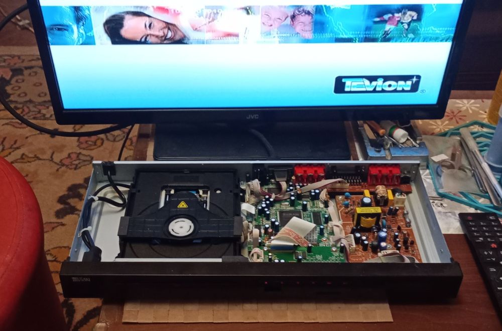 Vând tv JVC cu defect la display