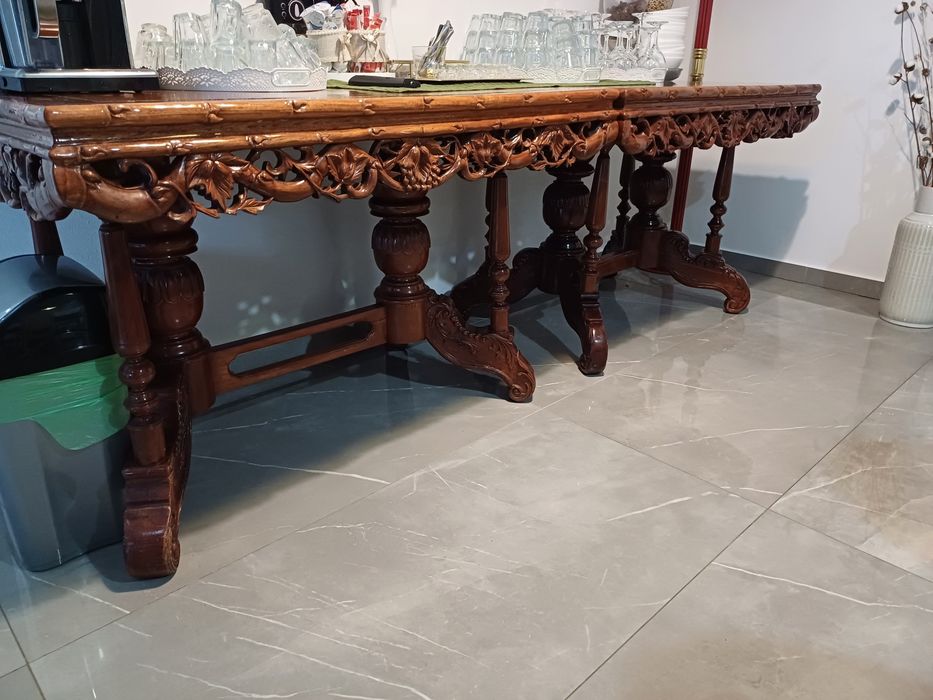 Masa din lemn masiv cu ornamente
