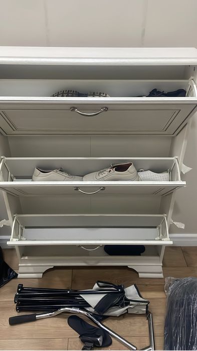 Обувница белого цвета