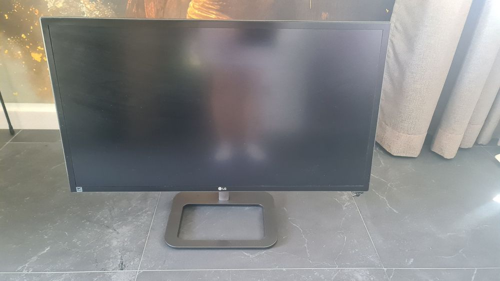 LG монитор 31" (съвместим с Apple)
