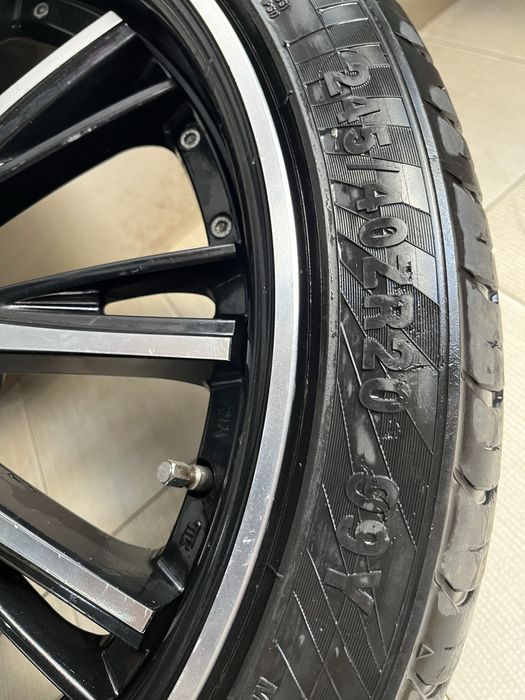 Срочно продам резину с дисками R20