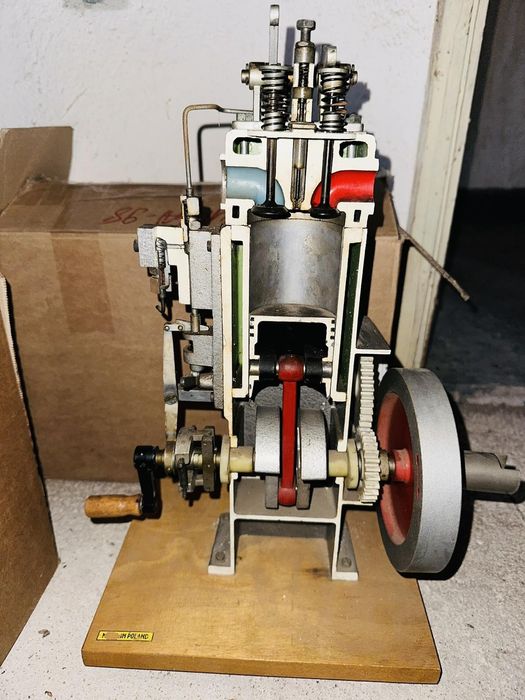 Макет на двигател с вътрешно горене